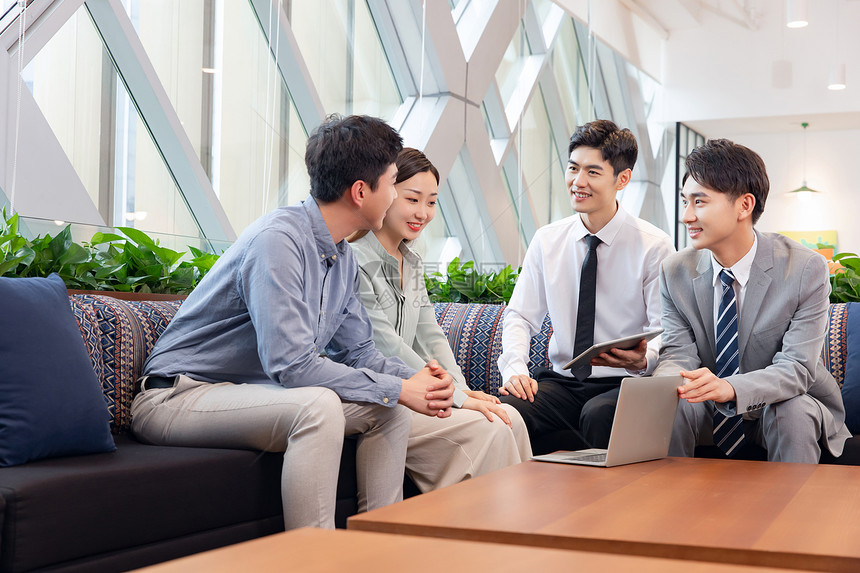 青年夫妻咨詢保險(xiǎn)投資